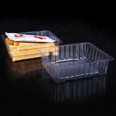 La pomme frite ébrèche l'emballage en plastique de plateau faisant la machine fournisseur